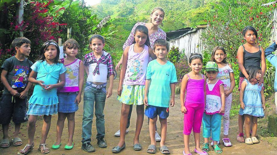 Eine Freiwillige des BDKJ spielt mit Kindern aus Líbano, eine der Aufgaben, die im Rahmen des Freiwilligendienstes in Kolumbien übernommen werden können. 