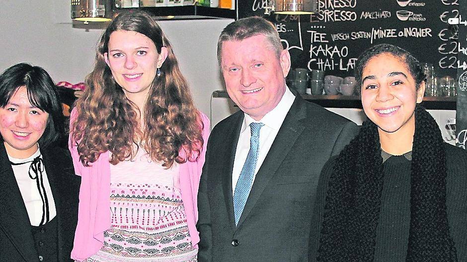  Treffen mit US-amerikanischen Gastschülerinnen aus dem „Parlamentarischen Patenschafts-Programm“: Hermann Gröhe ist ihr „Pate“.  