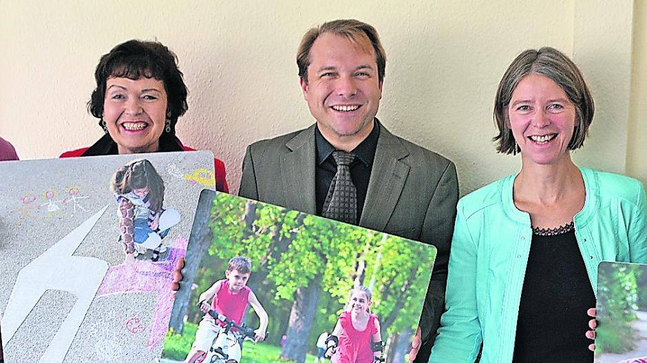  Bürgermeister Martin Mertens inmitten der Damen, die im Rahmen des Workshops darüber gesprochen haben, wie Rommerskirchen noch kinderfreundlicher wird. 