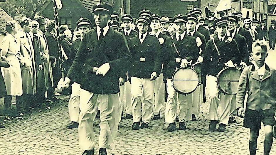  Schwungvoll und mit Stolz im Blick präsentierte sich der Neuenhausener Spielmannzugs im Jahre 1951. Ein wirklich tolles Zeitdokument.  