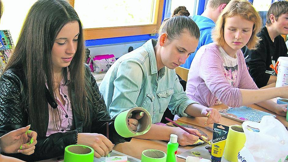  Chantal Hinzmann, Anica Di-Berto und Tanja Bäumer beim Bau der Recycling-Lampe „Crazy Shapes“  