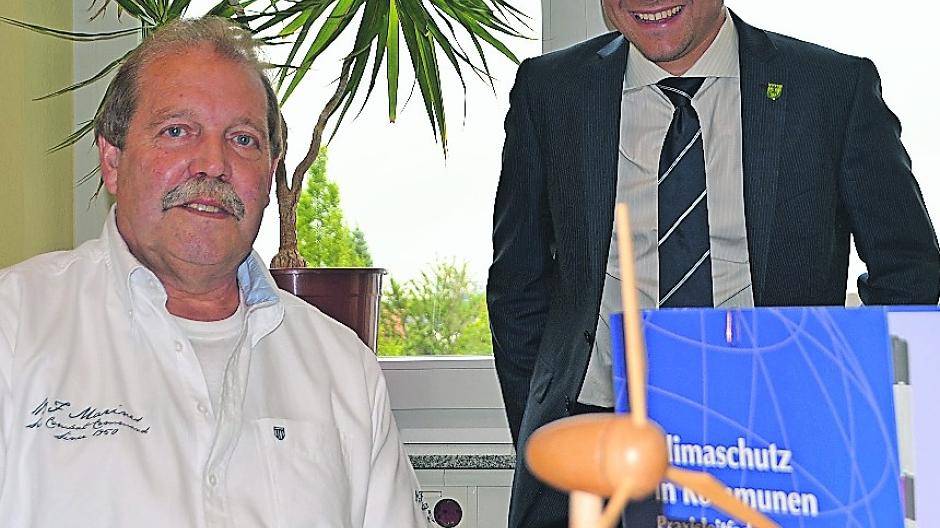  Der Bürgermeister und sein Energiebeauftragte: Otto Bienert gibt sein Wissen weiter an Schulen und an die Bürger. 