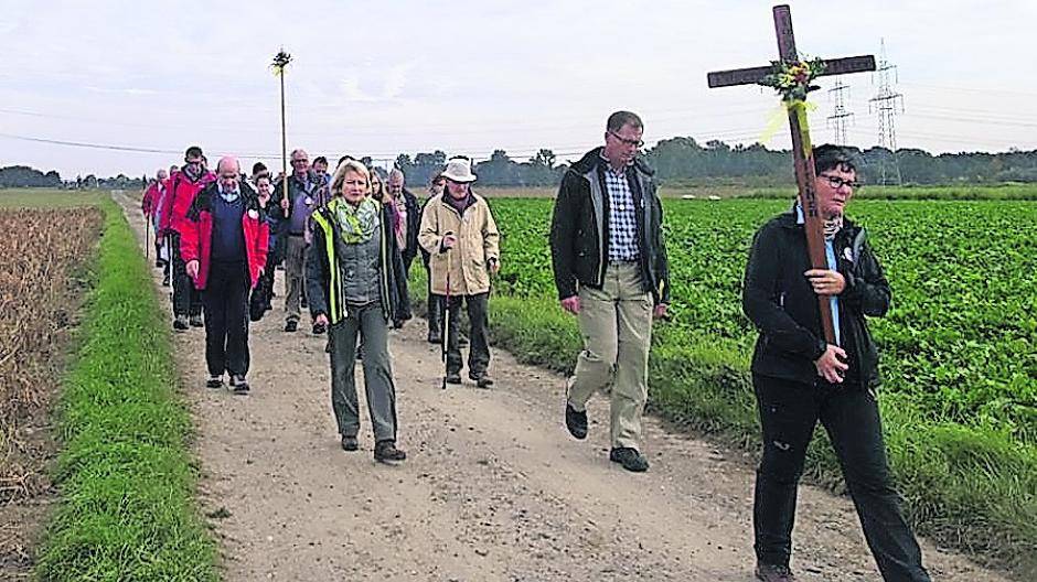 Nach dem Gottesdienst in „St. Peter“ zogen die Pilger vom Gillbach betend los.  