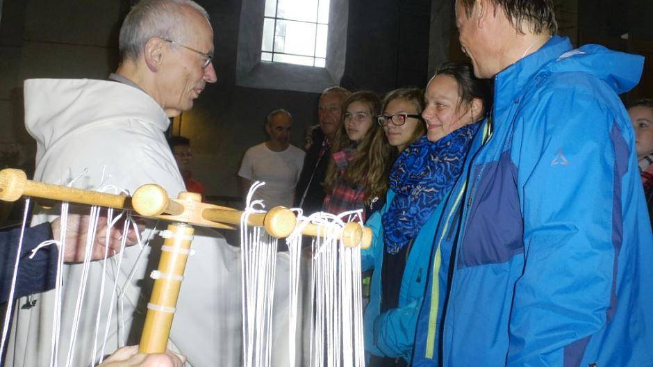  Pater Athanasius ehrte die Erstpilger Laura Knipping, Coralie Altenrath, Adi Krosch, Markus und Cornelia Polzin. 