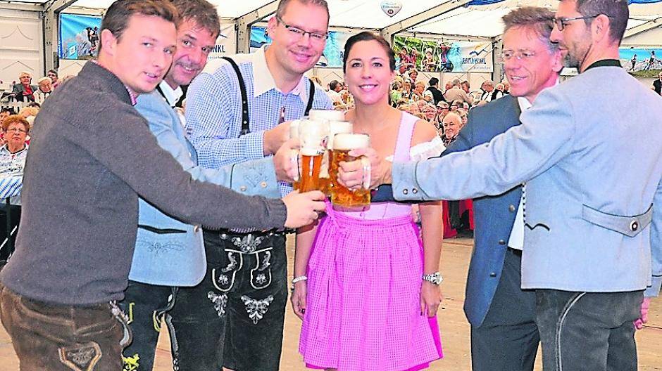 Singen, tanzen, schunkeln: Senioren feiern Oktoberfest