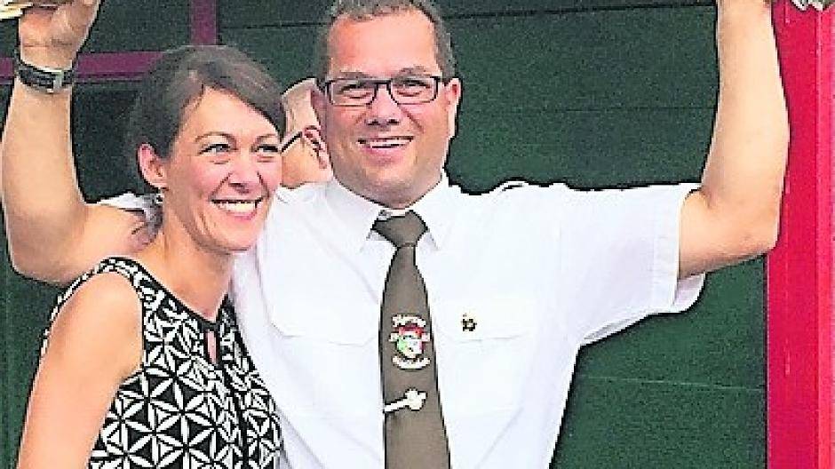  Lang war die Liste der Ehrungen, die Oberst Joachim Schwedhelm (rechts am Rednerpult) vornehmen durfte. Links beweist Stefan Sürth, dass Urkunde und Ehrennadel wirklich was her machen.  