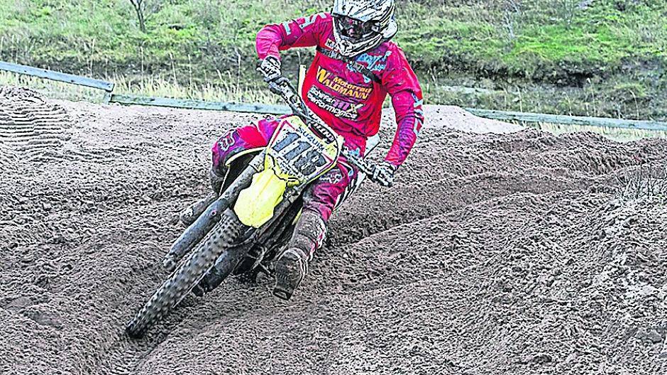 Vier Stunden durch den Sand: Nach „Holeshot“ zum Sieg