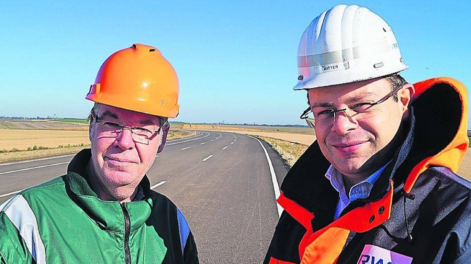  Arnold Dohmen (links) und Axel Ritter gingen mit dem Erft-Kurier über die Baustelle. 