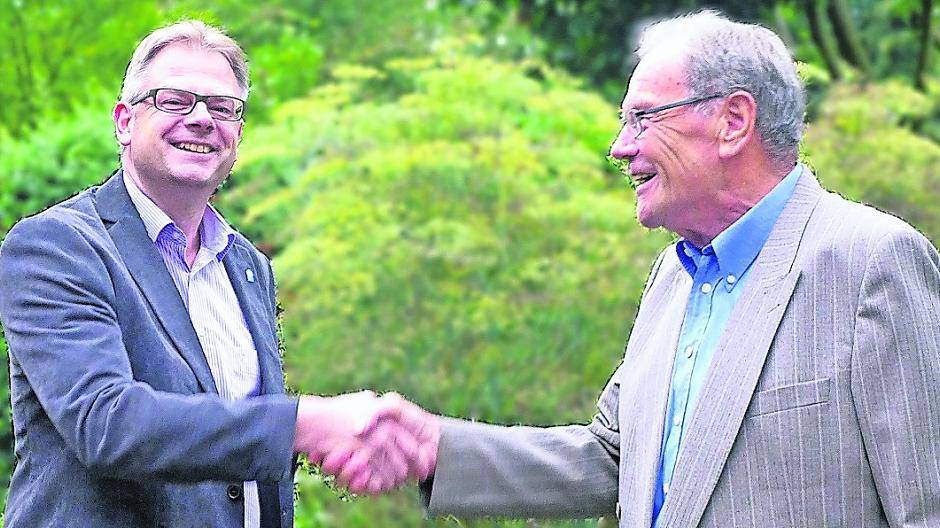  Die beiden Vorsitzenden Gerhard Hoff („Rettet die Erft-Aue“) und Wolfgang Esser („pro O“) reichten sich die Hand- 