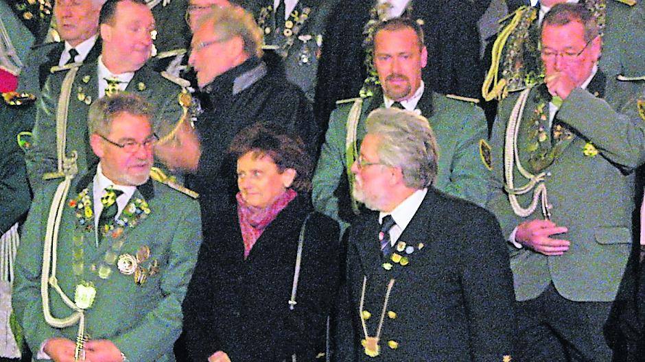  Den großen Zapfenstreich genießt Ursula Kwasny mit den Abordnungen der Schützenvereine von der Rathaustreppe aus.  