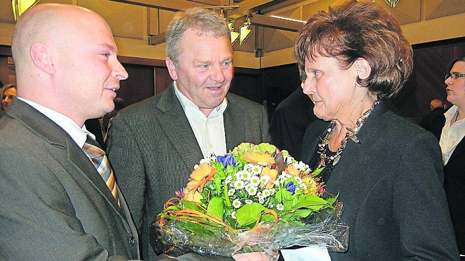  Oben sind es ihre CDU-Freunde André Dresen und Wolfgang Kaiser, darunter Theo Lys für die Schützen. Sie übereichen als besondere Überraschung ein Bild mit Fotos aus dem Schützenkönigsjahr von Ursula Kwasny. Das hat sie zu Tränen gerührt. Ferdi Korte(links) und Theo Lys waren die Initiatoren des „Großen Zapfenstreichs“. 