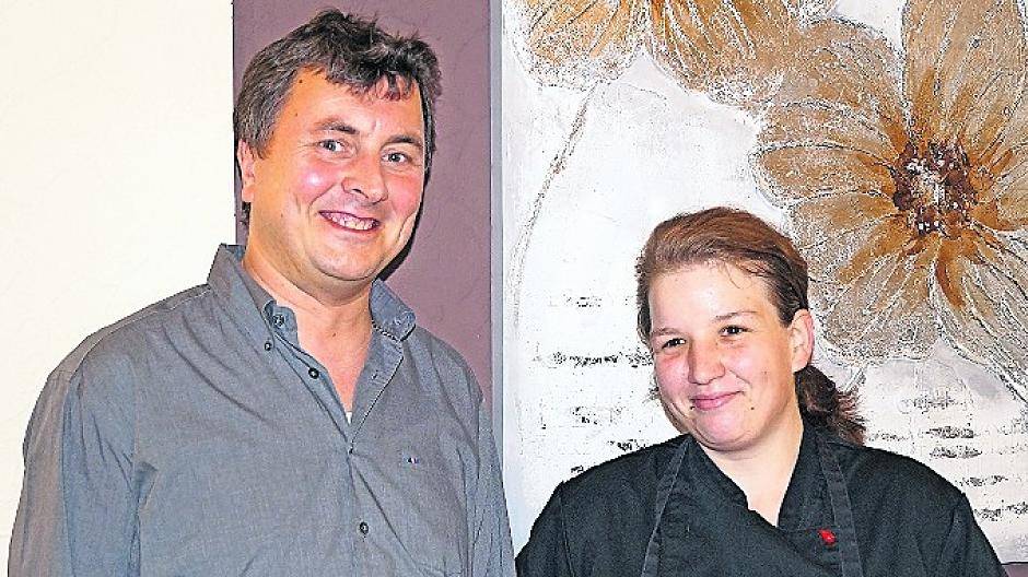  Klaus Stenbrock und Katrin Sassner präsentieren den „Neukirchener Löffel“.  
