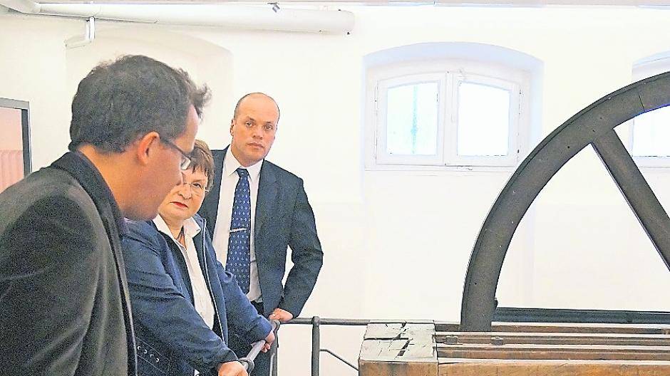  Thomas Wolff, Martina Flick und Bürgermeister Klaus Krützen schauen Martin Möbius über die Schulter.  