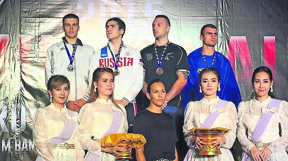  „World Cup 2015_Siegerehrung“: Jakob Styben (obere Reihe links) aus Rommerskirchen gewinnt Silbermedaille beim „Royal Muaythai World Cup 2015“. 