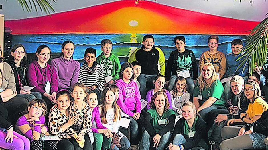  Die Jugend-Rotkreuz-Gruppe mit von ihnen betreuten Kindern, noch in der alten Unterkunft an der Fröbelstraße.  