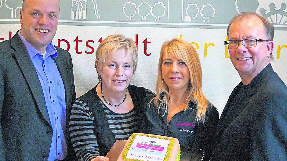  Klaus Krützen, „Local Hero“ Regina Weusthoff, Sarabella Modica Amore und Robert Jordan mit der tollen „Anerkennungstorte“. 