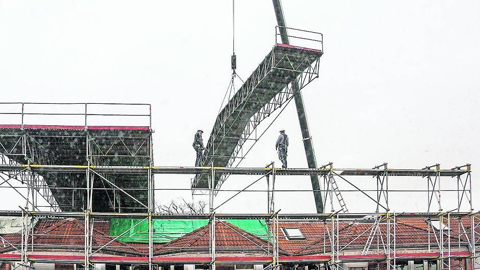 Die Zimmerleute wollen bis Anfang Januar mit ihren Arbeiten fertig sein