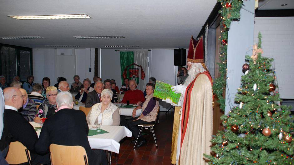  Der Heimatverein lädt alle Hochneukircher Seniorinnen und Senioren zum Adventskaffee ein, natürlich mit Besuch des Nikolaus. 