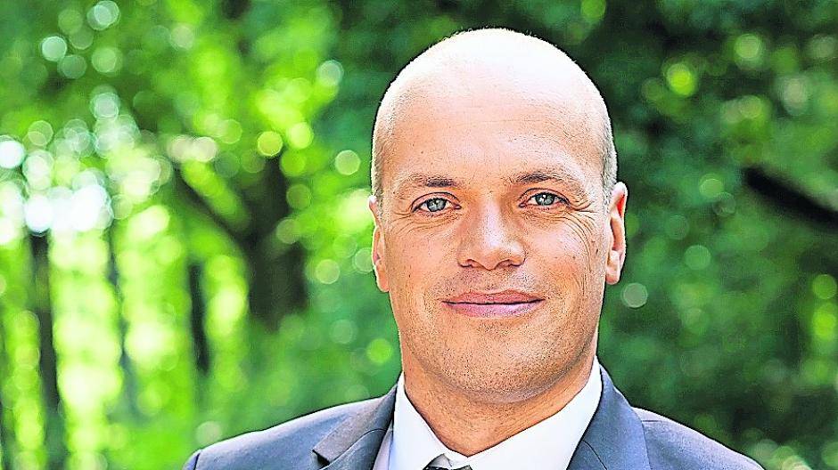  „Es war ein komisches Gefühl, als ich am vergangenen Freitag meine Entlassungsurkunde aus dem Landesdienst in der Bezirksregierung Düsseldorf entgegengenommen habe. Hier endete gestern um 24 Uhr ein Lebensabschnitt für mich, der mir viele interessante Begegnungen — sei es mit Eltern, Schülern oder Kollegen — ermöglicht hat“, so Klaus Krützen, der seit heute im Rathaus residiert. 