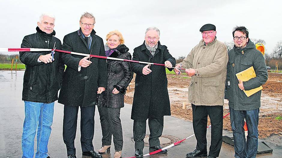 Schnipp-Schnapp für eine neues Baugebeit in Holz : Oswald Duda, Alois Herbst, Anne-Greth Luczak, Helmut Kreutz, Karl-Heinz Ehms, Tim Stein (v.l.n.r.). 