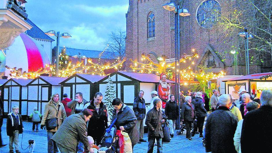  Lichterglanz über der Grevenbroicher Weihnachts-Budenstadt im Schatten von „St. Peter und Paul“: Vertrauter Anblick, der allen in Erinnerung ruft, dass Weihnachten naht. 