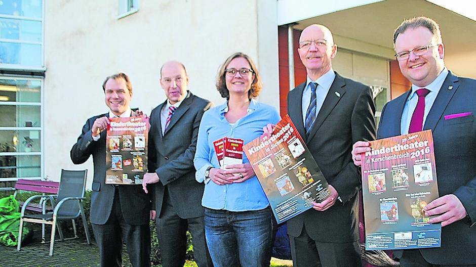  Kultur für Kinder: Jugendamtsleiterin Marion Klein, Dezernent Tilmann Lonnes (2.v.l) und die Bürgermeister der beteiligten Kommunen. 