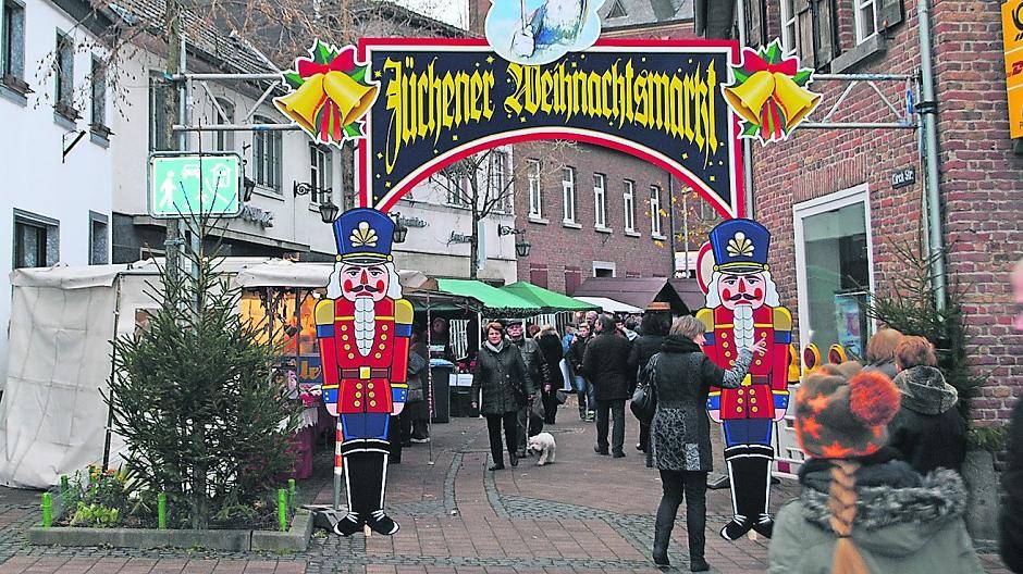  Der „Aufstieg“ zur Jakobuskirche stellt das Herzstück des Jüchener Weihnachtsmarkts da. Eröffnung am Samstag um 12 Uhr. 
