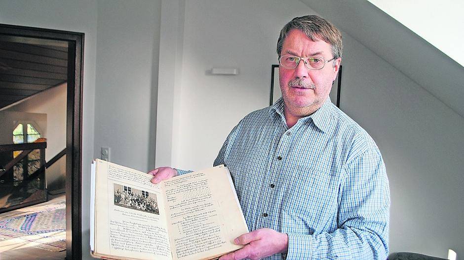  Bernd Mockel hat in zehnmonatiger Kleinarbeit die Fakten für die Wallrather Schulchronik zusammengetragen und damit ein Dokument der Zeitgeschichte geschaffen. 