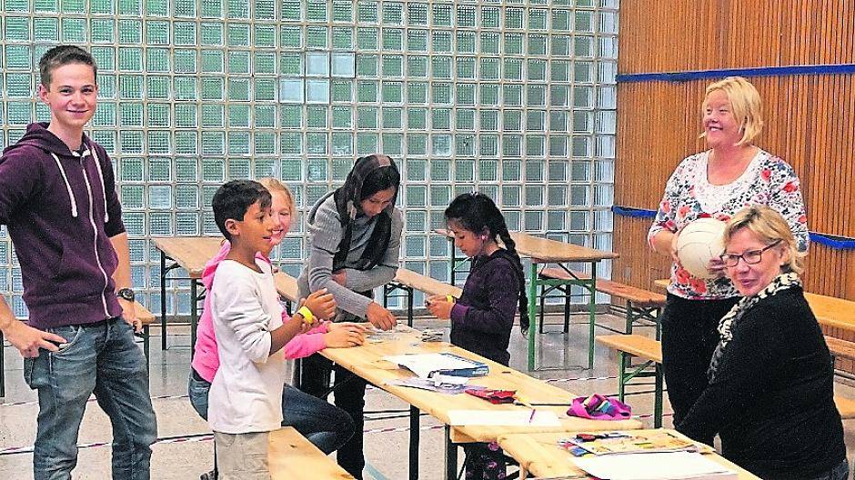  Der Landrat begrüßt Kaarster Bürger, die Kleiderspenden vorbeibringen. Daneben: Dixie-Klos und improvisierte Waschbecken auf dem Vorplatz. Unten: Spielangebote für die kleinen Flüchtlinge und das improvisierte „Behandlungszimmer“ für die Erstuntersuchung der ankommenden Flüchtlinge. 