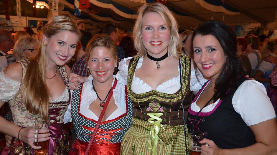  Dirndl.-Pracht im Oktoberfest-Zelt in Wevelinghoven: Die Party geht morgen und am Samstag weiter. 