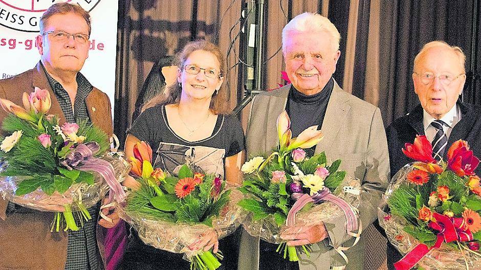  Vorsitzender Heinz Kiefer und seine Stellvertreterin Sandra Koglin mit den ehemaligen Vorsitzenden Waldemar Hoepfner und Alfred Weiler. 