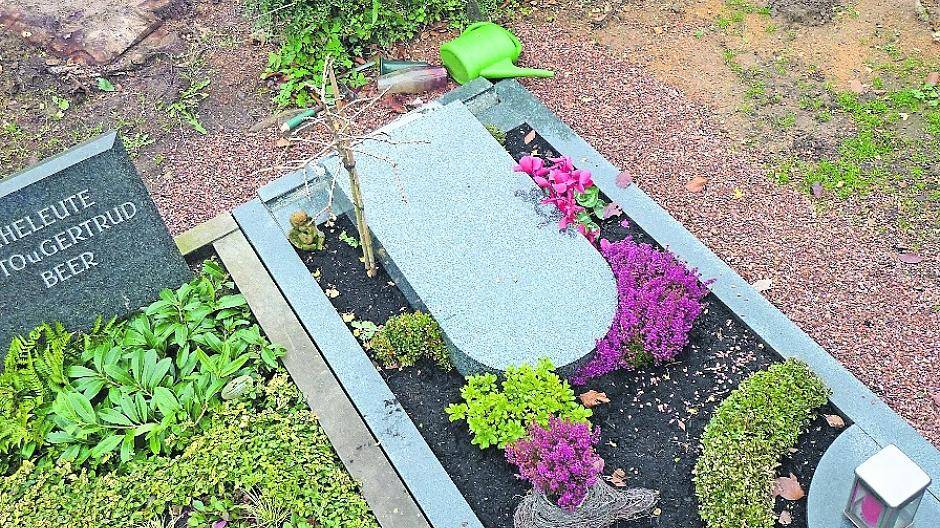  Eine Notmaßnahme: Nach dem der Grabstein umgekippt wurde, liegt er jetzt. 