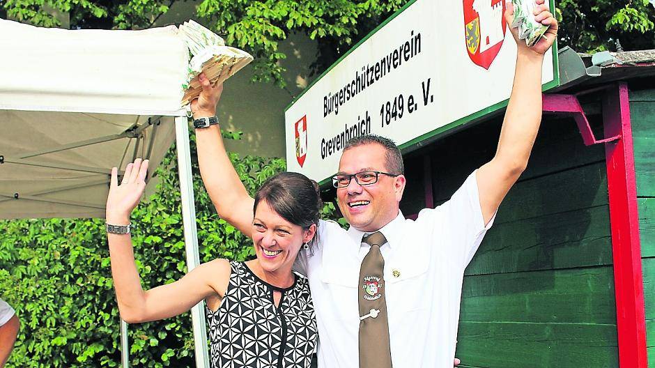  Jubel nach dem neunten Schuss: Mit Susanne und Dominik Wegener stellt der Jägerzug Waldeslust 1985 zum zweiten Mal das Königspaar.  
