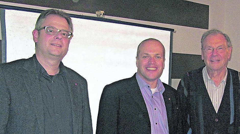  Gerhard Hoff, Vorsitzender des Vereins „Rettet die Erft-Aue“ (rechts), und Wolfgang Esser, Vorsitzender von „pro O“ (links), stellten Klaus Krützen ihre Konzepte vor. 
