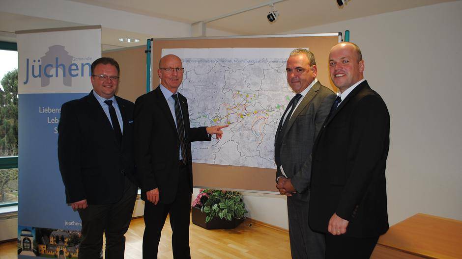  Da geht’s los: Marc Venten, Bürgermeister von Korschenbroich, Jüchens Bürgermeister Harald Zillikens, Marco Westenberg, Beauftrager der „Deutschen Glasfaser“ und Grevenbroichs Bürgermeister Klaus Krützen. 