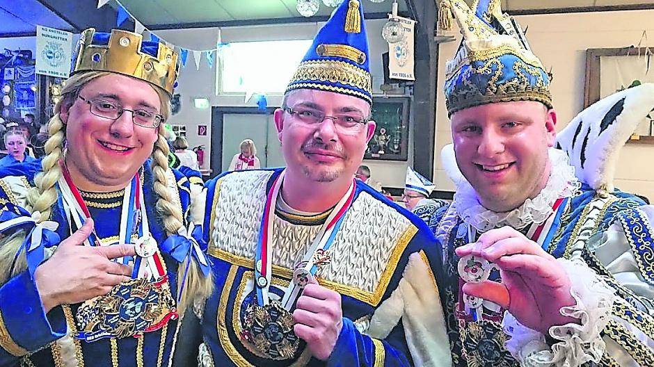  Das Orkener Dreigestirns Prinz Manni I., Bauer Dominic und Jungfrau Wolga (von rechts). Sie arbeiten mit dem „Verein Brauchtum hilft“ zusammen und verkaufen für den guten Zweck, Ansteck-Buttons. Oben der geänderte Zugweg. 
