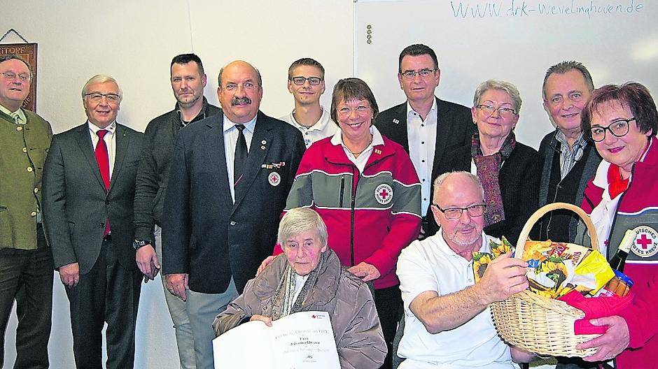  Im Bild von links (stehend): Graf Bertram von Nesselrode (Vize-Bürgermeister), Dietmar Mittelstädt (Vorsitzender des DRK-Kreisverband Grevenbroich), Thomas Meuter, Heinz Werres (Bereitschaftsleiter DRK Wevelinghoven), Ute Werres (Vize- Vorsitzende DRK Wevelinghoven), Franz-Karl Kronenberg (Vize-Vorsitzender DRK Wevelinghoven), Heidemarie Schreyeck (ausgeschiedene Vorsitzende DRK Wevelingoven) , Peter Stöcker (Zugarzt), Margarete Kranz (Vorsitzende DRK Wevelinghoven). Im Bild von links (sitzend): Johanna Meurer und Karl-Heinz Brandofsky. 