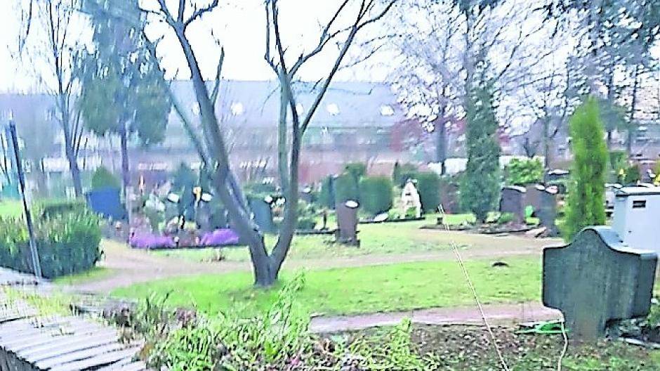  Die Wevelinghovener Friedhofsmauer verfällt immer mehr. Der Grund: Die Stadt kann die Sanierung im Grunde genommen nicht auf die Friedhofsgebühren umlegen.  