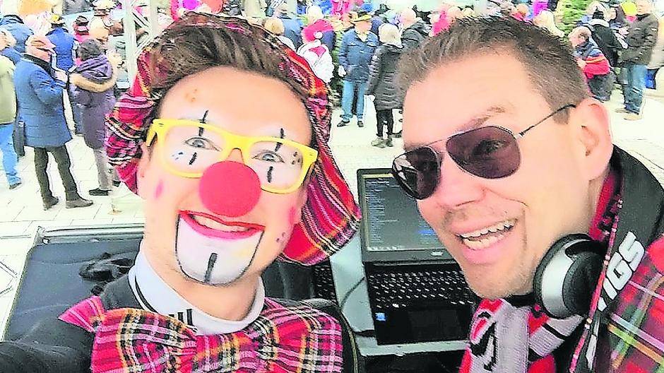  „Wichtig sind in diesen Tagen eine halbwegs gesunde Ernährung und Vitaminpräparate. Wir trinken beispielsweise auch nur aus eigenen Flaschen, um die Ansteckungsgefahr zu minimieren.“ Marc Pesch und Dustin Thissen, die beiden führenden Party-Macher aus und für Grevenbroich (sowie selbstredend für die Umgebung) sind auch heuer an den tollen Tagen zwischen Altweiber und Aschermittwoch quasi rund um die Uhr auf Tour. Und im Einsatz. Was genau alles auf dem Terminplan steht, können Sie dem untenstehenden Termin entnehmen. 
