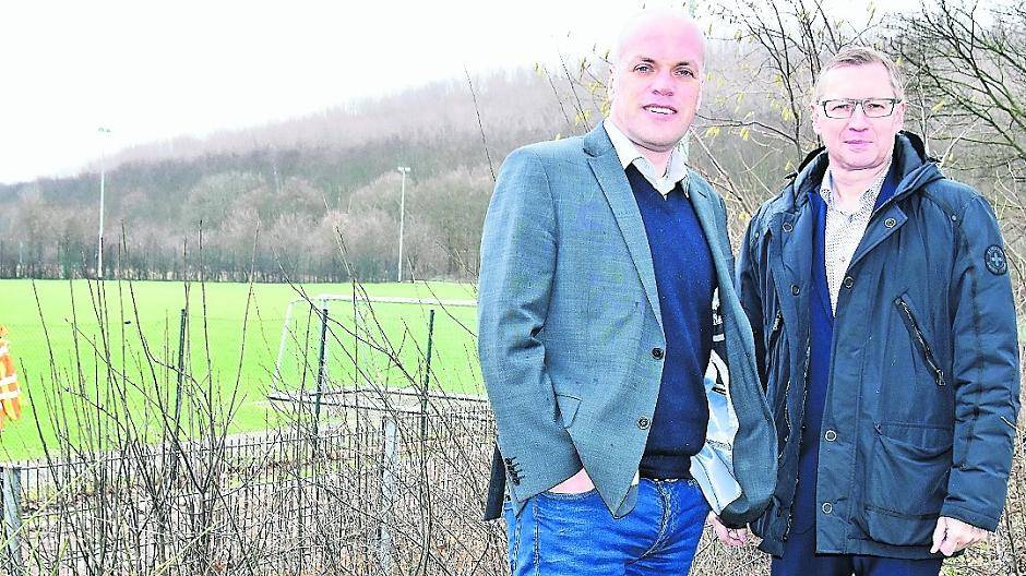 Bürgermeister Klaus Krützen und Sport-Ausschuss-Vorsitzender Friedhelm Schillings vor dem Gelände, auf dem künftig die Kapellen Turtles angesiedelt werden könnten. 
