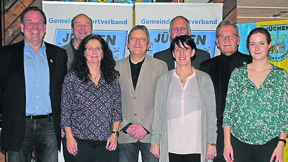  Ralf Segschneider (zweiter von links) bleibt weiterhin Sportwart beim Stadtsportverband Jüchen. 