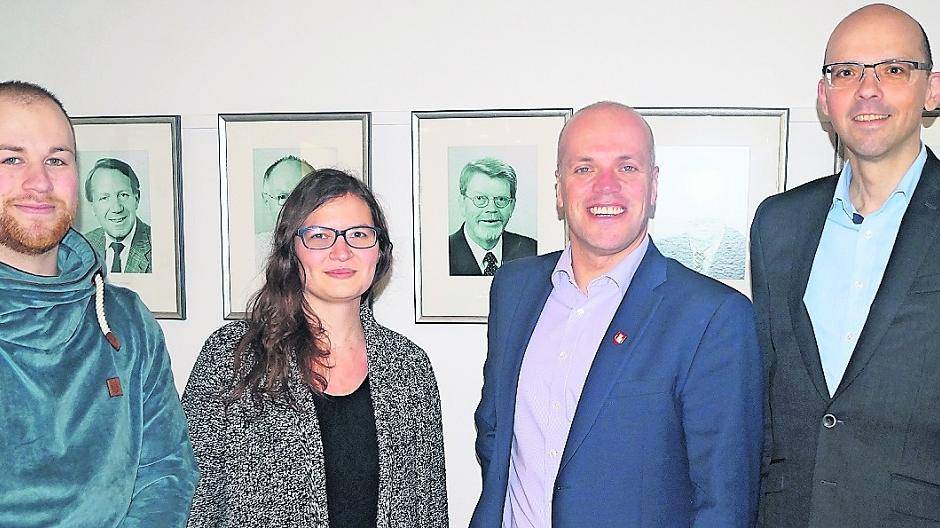 Leon Römer und Natalja Pyro (links) wurden von Bürgermeister Klaus Krützen und Diakonie-Vertreter Stephan Butt jetzt als Streetworker für den Bahnhof vorgestellt. 