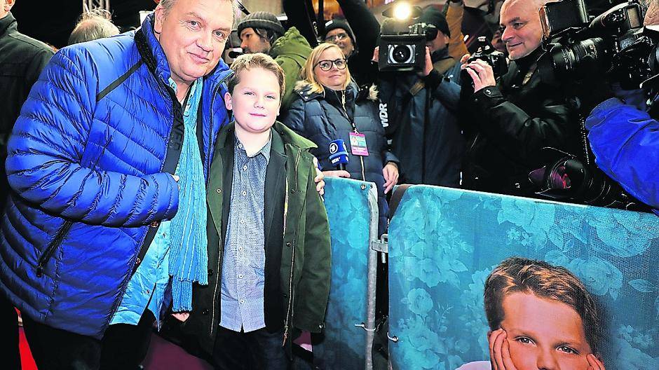  Julius Weckauf (oben mit Hape Kerkeling bei der Weltpremiere) wünscht sich, einen Film mit Kindern zu drehen, etwas wie „Die Pfefferkörner“. 
