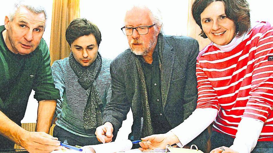  Wilhelm Hoffman und Pacel Chuilov (beide FDP) disktuieren mit Jochen vom Berg und Janina Pier-Sekul (beide „Grüne“) die bürgermeisterlichen Pläne. 