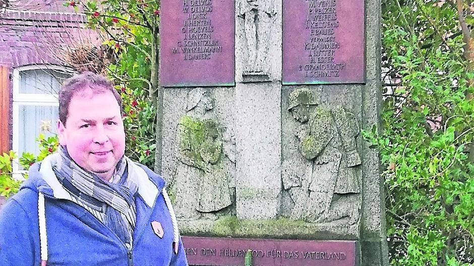  Jochen Fuhrmann zeigt das Denkmal in der Dorfmitte. Das wurde 1924 errichtet. 