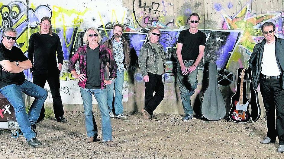 Die Herren von „Stixx“ proben derzeit „the Power of Love“, damit dieser Song es noch in die „Rock-Nacht“ schafft ... 