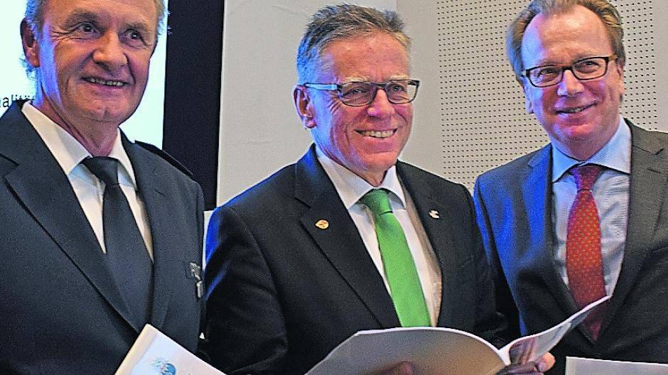  Von links: Friedhelm Hinzen, leitender Polizeidirektor , Landrat Hans-Jürgen Petrauschke und Kriminal-Direktor Hans-Werner Winkelmann stellten die Kriminalstatistik 2018 für den Rhein-Kreis vor. 