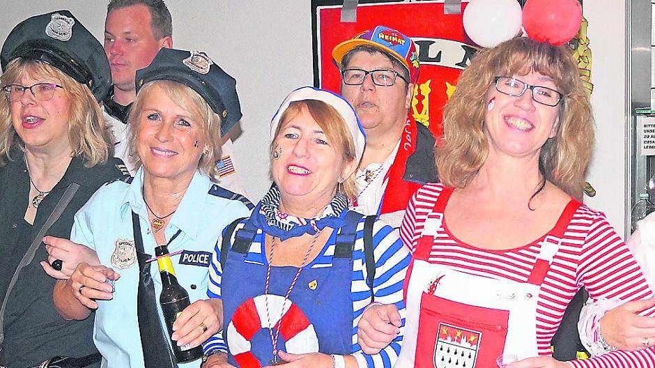  Bunt kostümiert und in bester Feierlaune: Die Rathaus-Mitarbeiter gehen vielleicht nicht zum Lachen, aber auf jeden Fall zum Feiern in den (Kantinen)-Keller. 