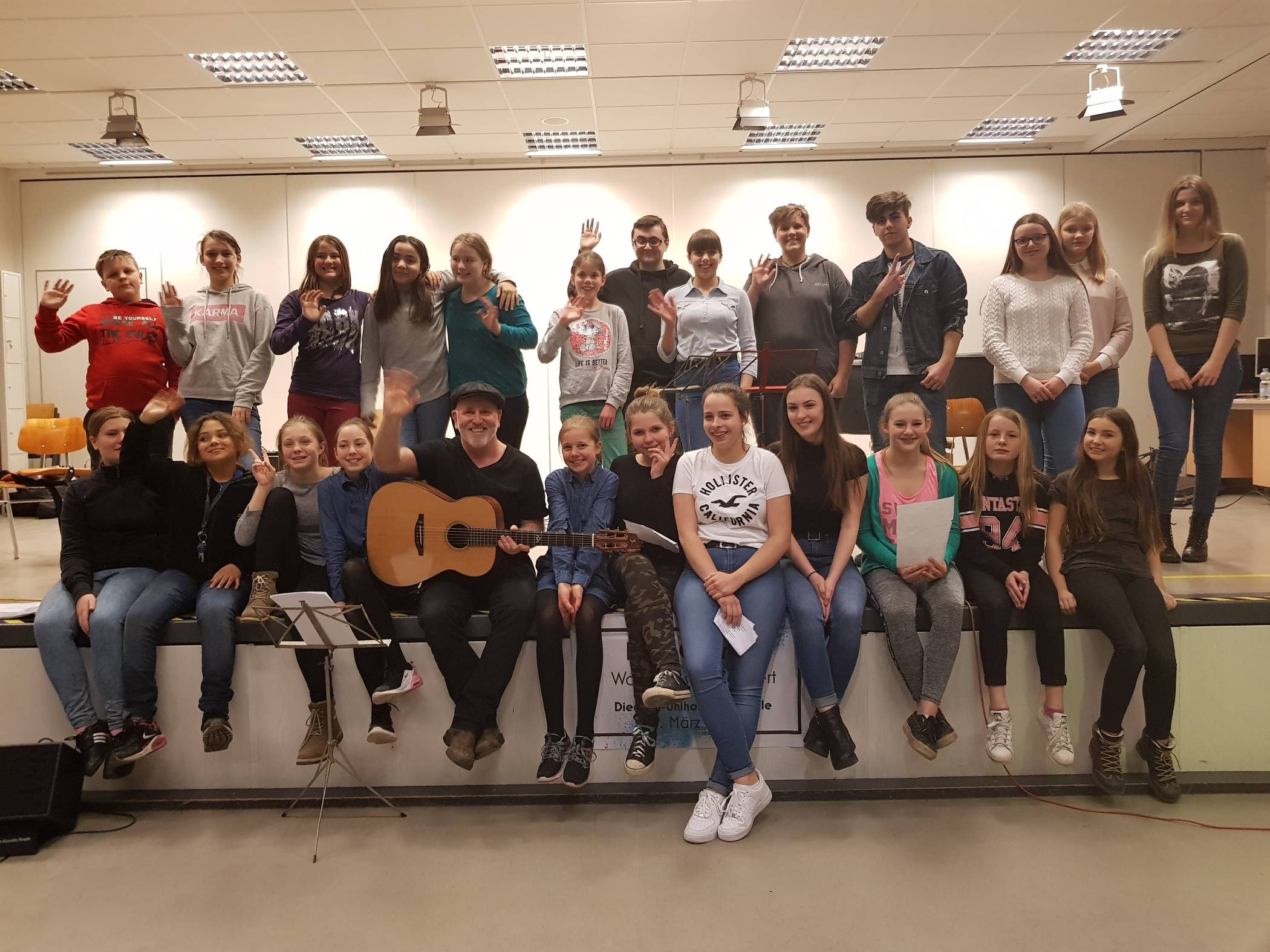   Paul O’Brien ist ein englischer Sänger, Songwriter und Instrumentalist, der erfolgreich durch die Land tourt. Neben den eigenen Konzerten geht er auch in Schulen und bereitet gemeinsam mit den Jungen und Mädchen Konzerte vor.   