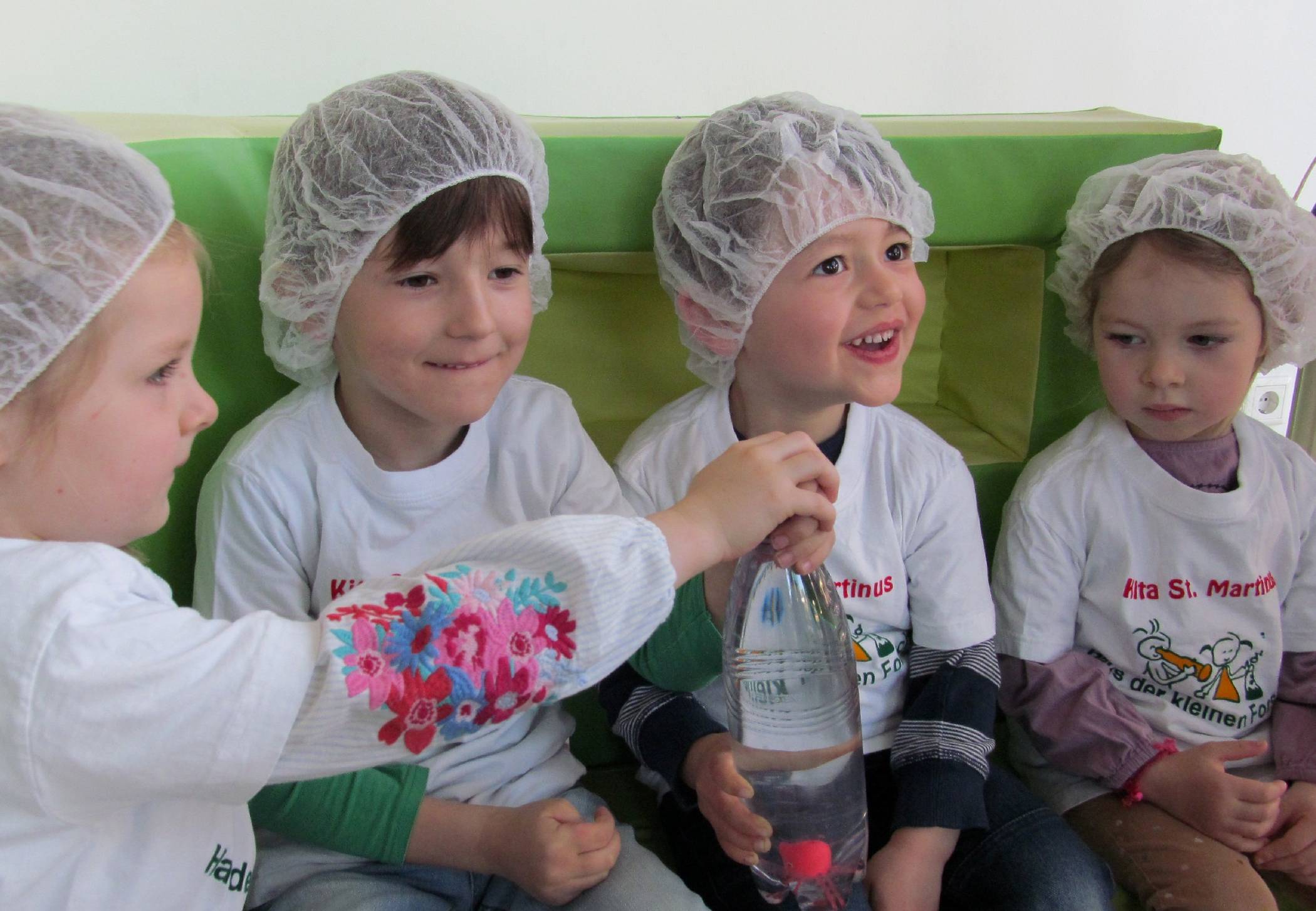  Bestens gesichert und ausgestattet erforschten die Kids das Wasser auf vielfältige Weise ...Freitags wurden die Ergebnisse dann stolz den Eltern präsentiert.   